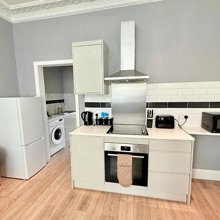 Апартаменти Flat On Road By Local